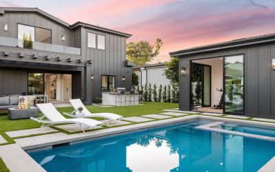 A beautiful Houston custom home with a pool